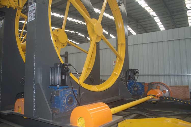 全自動(dòng)鋼筋籠滾焊機(jī)采用PLC和變頻控制技術(shù)，使鋼筋籠的繞筋精度可準(zhǔn)確到一米內(nèi)，間距誤差5mm以內(nèi)