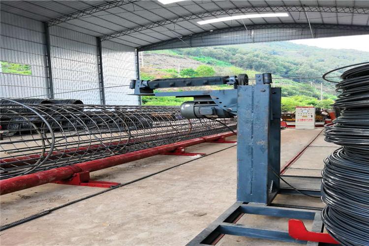 機(jī)械化制作鋼筋籠，主筋、纏繞筋間距均勻，精度高，加工質(zhì)量穩(wěn)定