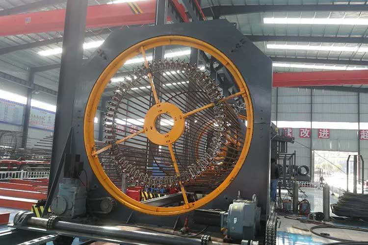 現(xiàn)場施工應(yīng)具備為機械作業(yè)提供道路、水電、機棚或停機場地等必備的條件，并消除對機械作業(yè)有妨礙或不安全的因素